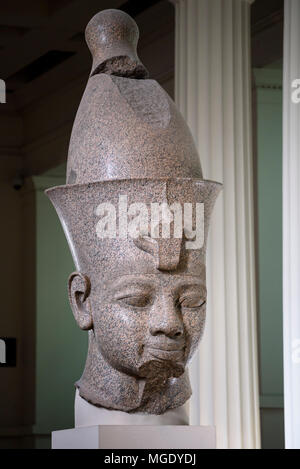 Londra. In Inghilterra. British Museum. Rosso colossale statua in granito credeva di essere faraone Amenhotep III indossando una doppia corona (Pschent) Foto Stock