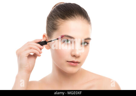 Occhio compongono applicare. Applicazione di mascara closeup, lunghe ciglia. trucco pennello. Isolato. Foto Stock