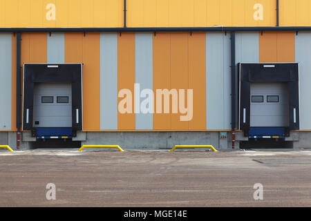 Due rampe per camion di caricamento in corrispondenza del magazzino di distribuzione Foto Stock