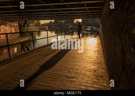 Camminando lungo la strada alzaia del Regents Canal come il sole tramonta su una sera d'estate Foto Stock