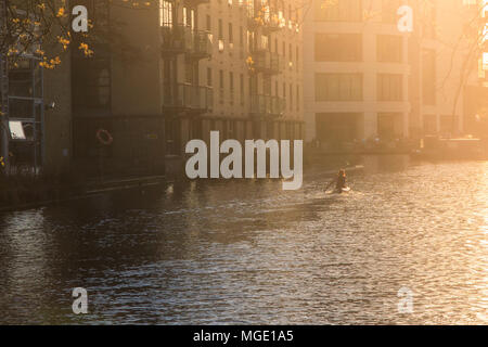 Escursioni in canoa lungo il Regent's Canal al tramonto in una giornata di sole Foto Stock