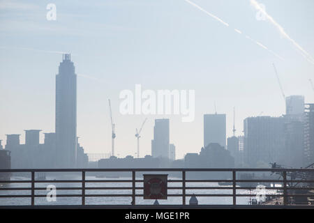 St George's Tower da Victoria su un vago giorno Foto Stock