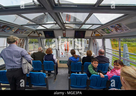 In barca sul canale in cima al Falkirk Wheel in attesa di navigare su la Union Canal su un battello del canale come parte del tour. Falkirk, Scozia. Foto Stock