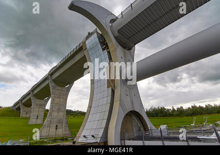 La serratura per il passaggio del Canal Barche inserendo il Union Canal dal canale di Forth e Clyde attraverso il Falkirk Wheel a Falkirk, Scozia. Foto Stock