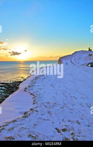 Belle Tout faro ad una coperta di neve Beachy Head, Eastbourne Downland station wagon, Eastbourne, East Sussex, Regno Unito Foto Stock