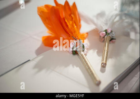 Blank guest book nella festa di nozze e penna decorata con piuma. Foto Stock