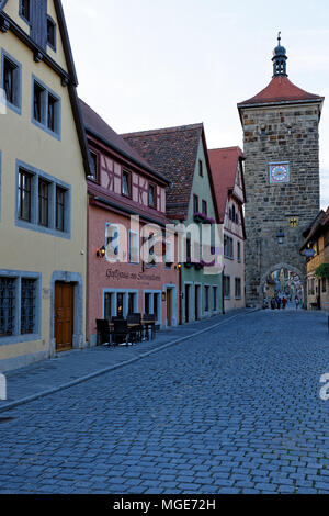 Plönlein con Kobolzeller Steige e Spitalgasse. Das Plönlein mit dem Sieberstor und dem Kobolzeller Tor . Rothenburg ob der Tauber. Rothenburg. Foto Stock