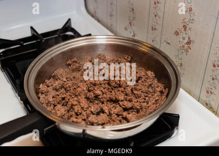 Appena rosolare la carne macinata di manzo per il peperoncino Foto Stock