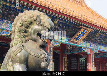 Leone di Bronzo Statua in palazzo d'estate, Pechino Foto Stock