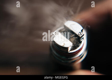 Vaping bobina con il cotone per una sigaretta elettronica, e CIG, e  sigaretta Foto stock - Alamy