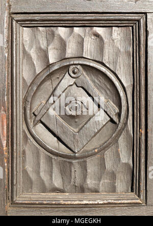 Storico massonico scolpiti i simboli sul pannello di legno sulla porta di casa a Marlborough, Wiltshire, Inghilterra, Regno Unito Foto Stock