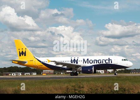 Una ormai defunta Monarch Airways piano sulla pista a Leeds Bradford Airport Foto Stock