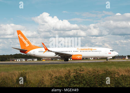 Un Sunwing aereo sulla pista a Leeds Bradford Airport, Sunwing sono un'azienda canadese Foto Stock