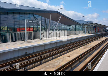 Piattaforma ferroviaria all'Aeroporto Lech Walesa di Danzica, Polonia, con il terminal aeroportuale in background. Foto Stock