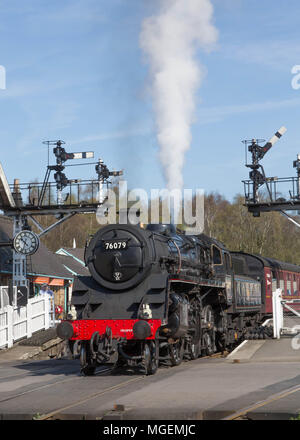 British Railways Classe 4 locomotiva a vapore 76079 a Grosmont stazione sulla North Yorkshire Moors Railway, nello Yorkshire, Inghilterra. Foto Stock