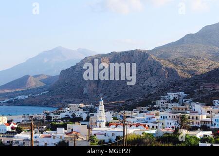 Vista del villaggio di Arkasa all'alba con i promontori di montagna in background sull isola di Karpathos in Grecia nel Mare Mediterraneo Foto Stock