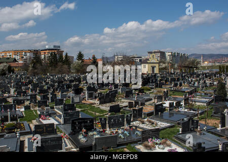 Foto di una piccola chiesa con un cimitero di fronte ad esso. Foto Stock