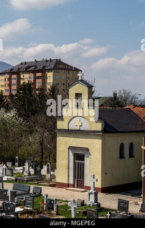 Foto di una piccola chiesa con un cimitero di fronte ad esso. Foto Stock