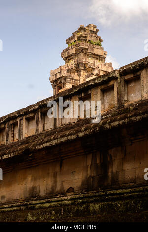 Parte del Ta Keo, un tempio-montagna, in Angkor (Cambogia). Era stato il tempio di Jayavarman V, figlio di Rajendravarman Foto Stock