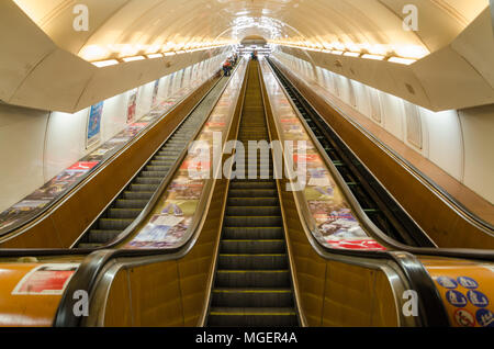 Ricerca di un lungo alla metropolitana escalator con prospettiva in diminuzione a Praga Foto Stock