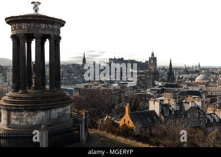 Vista della capitale scozzese durante una piovosa e grigia giornata da Edimburgo Calton Hill con un monumento sulla sinistra e il resto della città Foto Stock