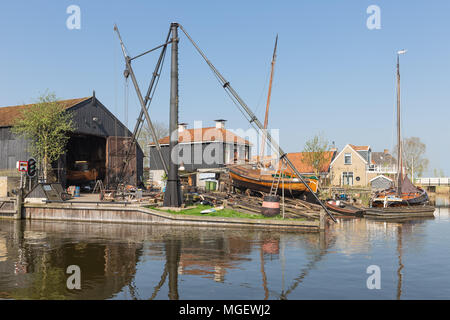 Navi storiche in cantiere con scalo in villaggio olandese di Workum Foto Stock