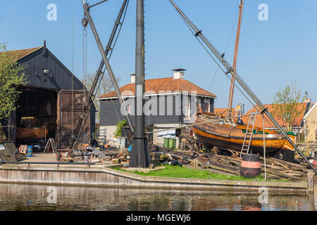 Navi storiche in cantiere con scalo in villaggio olandese di Workum Foto Stock