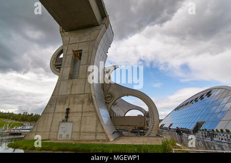 Una vista del Falkirk Wheel come il cassettone contenente il Canal Boat inizia a muoversi lentamente fino al livello dell'Unione Canal, Falkirk, Scozia. Foto Stock