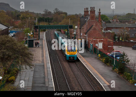 Un Arriva Trains Wales classe 175 treno diesel ( 175105 ) a Frodsham, Cheshire su una primavera piovosa giornata Foto Stock