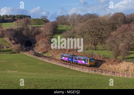 Una rampa settentrionale pacer treno in partenza Melling Tunnel, ad ovest di Wennington, sul Carnforth per estinguere la linea di giunzione Foto Stock