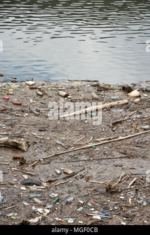 Inquinamento ecologico dei corpi idrici. Garbage galleggianti in acqua. Foto Stock