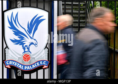 Una vista generale dei tifosi a piedi da prima della Premier League a Selhurst Park, Londra. Foto Stock