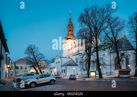 Tallinn, Estonia. Vista serale della Cattedrale di Santa Maria Vergine o cupola chiesa o Toomkirik situato sulla collina di Toompea. Tallinna Neitsi Maarja Piiskopli Foto Stock