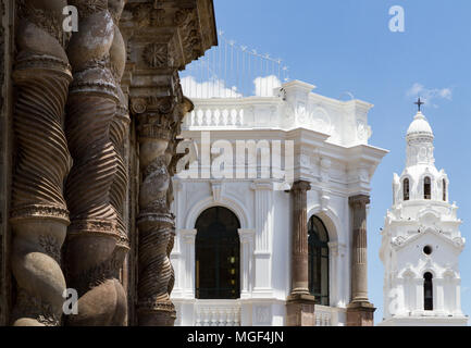 Close up di architettura coloniale nel centro storico, a Quito, Ecuador Foto Stock