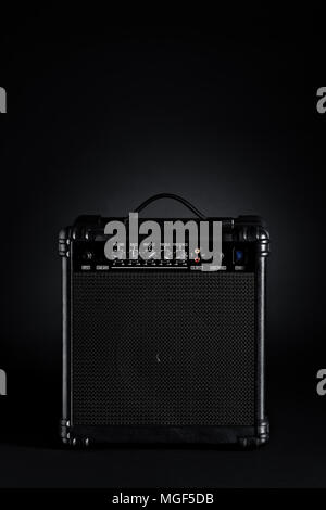 Black Bass Guitar Amplifier su sfondo nero Foto Stock