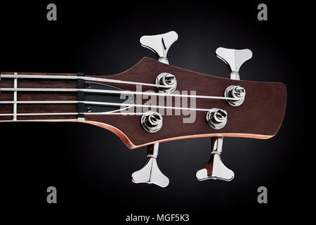 Close-up studio shot di maroon bass guitar paletta su sfondo nero Foto Stock