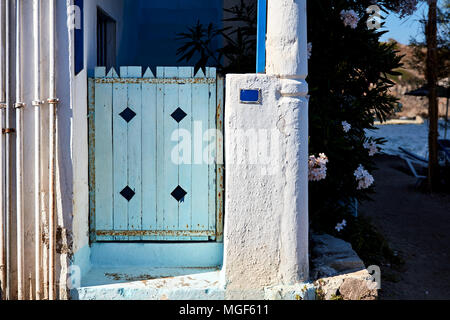 Un blu cantiere in legno porta di un bianco Casa del Mar Egeo Foto Stock