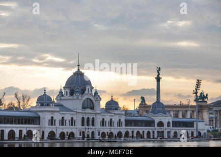 Varosliget cafe al tramonto con la Piazza degli Eroi dietro a Budapest, Ungheria. Questo edificio è uno dei simboli del parco Varosliget immagine del Foto Stock