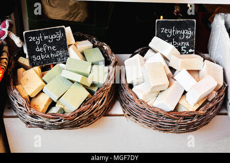 Colorato autentiche di Daphne e olio di oliva saponi nei cestelli in un bazar di prodotti biologici Foto Stock