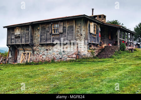 Vecchio cottage in pietra in Kaleboynu upland, Ordu, Turchia. Foto Stock