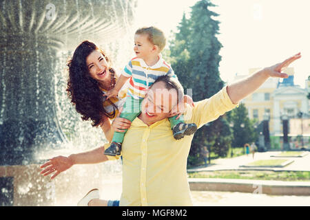 Outdoor ritratto di una famiglia felice Foto Stock