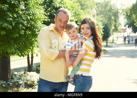 Outdoor ritratto di una famiglia felice Foto Stock