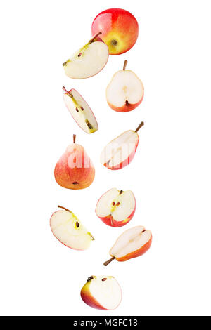 Isolato la caduta dei frutti. La caduta di dolce mela e pera isolato su sfondo bianco con percorso di clipping pacchetto come elemento di design. Foto Stock