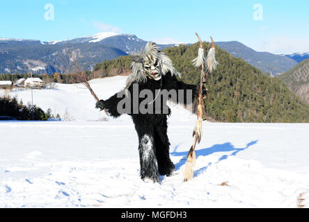 Krampus in campagna vicino alla città di Castelrotto (Castelrotto), Alto Adige, Italia Foto Stock