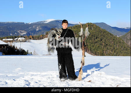 Krampus in campagna vicino alla città di Castelrotto (Castelrotto), Alto Adige, Italia Foto Stock