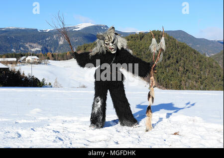 Krampus in campagna vicino alla città di Castelrotto (Castelrotto), Alto Adige, Italia Foto Stock