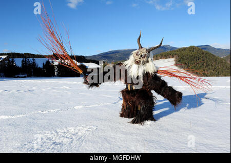 Un Krampus in campagna vicino alla città di Castelrotto (Castelrotto), Alto Adige, Italia Foto Stock