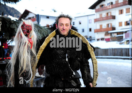 Un uomo vestito come un diavolo in posa per una foto prima di prendere parte al tradizionale Krampus sfilata nel comune di Castelrotto, Alto Adige, Italia Foto Stock