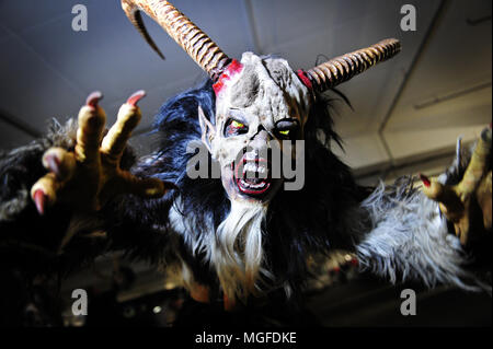 Un uomo vestito come un diavolo nel comune di Castelrotto (Castelrotto), in lingua tedesca Regione Alto Adige, Italia Foto Stock