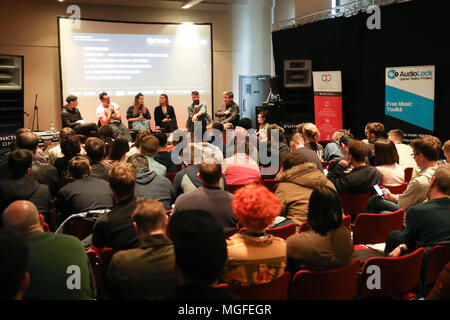 Brighton, Regno Unito, 26 aprile 2018. Giorno due. Il Regno Unito è primo electronic music conference ritorna per il suo quinto anno di Brighton Dome e vari luoghi della città dal 25 - 28 aprile 2018. Moderatore - Katia Isakoff (donne producono musica); Londra Elektricity (Ospedale Records); Illyus & Barrientos (porta-attrezzi record); Luca Solomon (difettato/Classic); Rachele K Collier (Ableton); Alice Clark Foto Stock